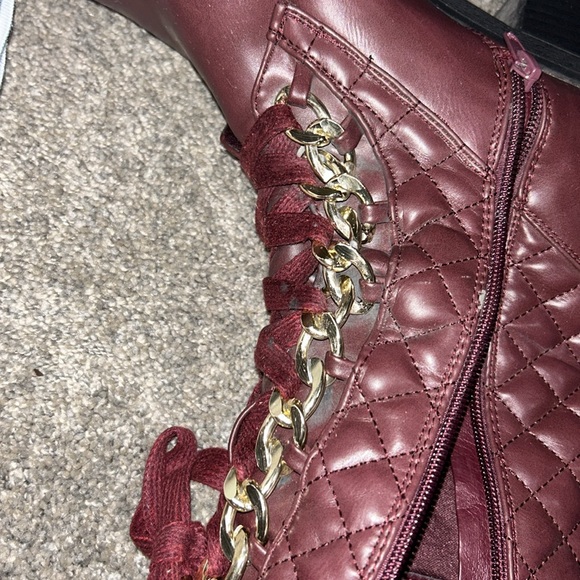 💰Shoe Dazzle Kaycee Quilted Lace Up Unique Burgundy Boots 2/40$💰 - Picture 6 of 9